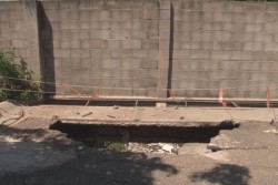 Peligroso socavón en Fraccionamiento Acueducto