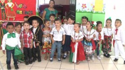 Estudiantes celebran las fiestas patrias.