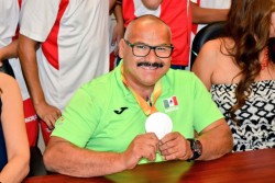 Reciben a campeón olímpico
