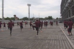 Guindas entrenaron en estacionamiento