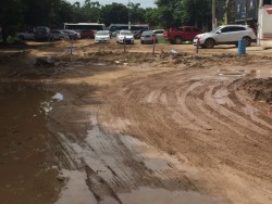 Cierran a la circulación calle debido a encharcamientos