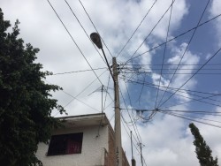 Causa temor poste de luz en mal estado