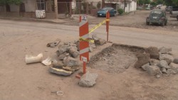 Pavimento dañado por la calle Miguel Alemán