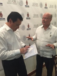Rector de la U.A.S. entrega logros de la Institución a Osorio Chong
