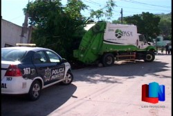 Derrapa camión de PASA y se introduce a un domicilio