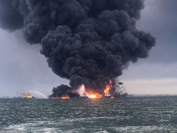 Se incendia buque de Pemex en Veracruz.