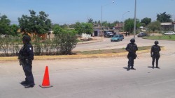 Detienen a dos hombres con armas y droga