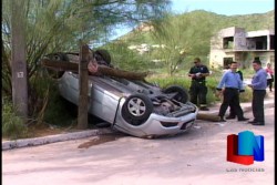 Se vuelca tras chocar con guarnición