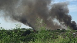 Arde tiradero clandestino a espaldas de las bodegas del Piggy Back