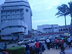Ciudadanos que viven en El Vigía del Dorado, se manifestaron en Mazatlán.