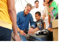 Entregan zapatos escolares a 3,500 niños y jóvenes.