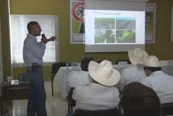 Capacitan a campesinos para reducir costos de producción