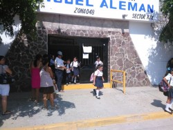 Salen a las 11:00 am de la escuela porque no hay luz.