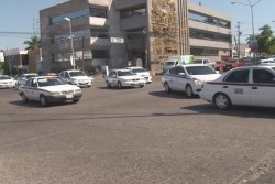 Manifestación pacífica de taxistas contra Uber en Culiacán