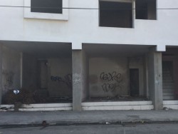 Edificio abandonado causa molestia en los habitantes de Loma Linda