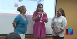 Entregan presea a 3 mujeres.