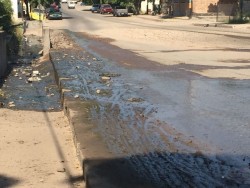 De nueva cuenta fuga de aguas negras en colonia Díaz Ordaz