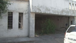 Vagos se meten a drogarse en una casa abandonada