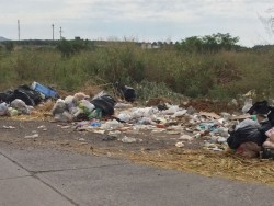 Lote baldío lleno de basura en Valle de Amapas