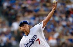Julio César Urías abre frente a Chicago