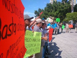 Paran labores trabajadores del STASAM y se manifiestan en palacio municipal.