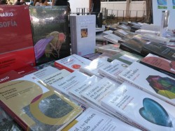 Se realiza exhibición de libros  económicos.