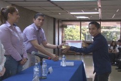 Premian a ganadores de concurso de dibujo sobre la violencia