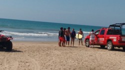 Salvavidas rescatan a 4 turistas