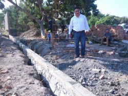 Construyen barda perimetral en Escuela Insurgentes.