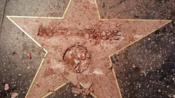 Vandalizan estrella de Donald Trump en el Paseo de la Fama