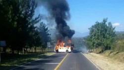Normalistas de Michoacán incendian vehículos
