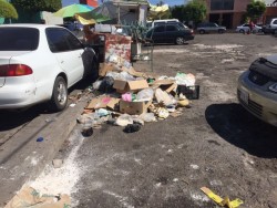 Lleno de basura estacionamiento