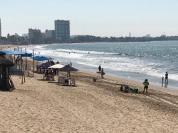 Llegan turistas a Mazatlán previo al día de muertos