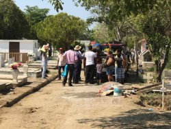 Familias aprovechan el domingo para visitar a sus difuntos