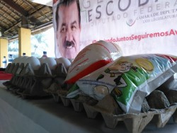 Entregan apoyos a familias de escasos recursos.