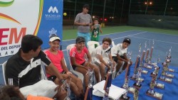 Entregan reconocimientos a participantes de escuela municipal de tenis.