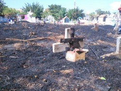 Desaparecen tumbas tras incendio.