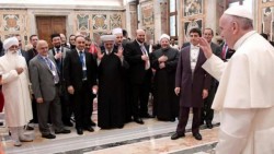 El papa pide condenar la violencia cometida en nombre de Dios