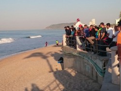 Rescatan del mar a turista