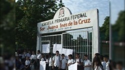 Exigen el pago de la maestra de quinto grado