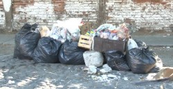 Acumulación de basura contamina escuelas