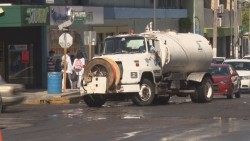 Se desborda drenaje en el centro de Culiacán