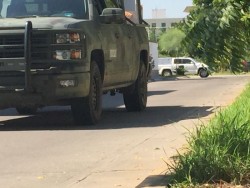 Militares aseguran camioneta en Villas del Real