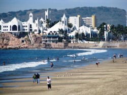 Aumenta afluencia de turistas extranjeros en las playas
