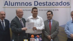 Reconoce U.A.S a alumnos sobresalientes.