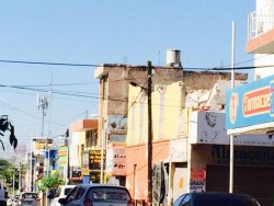 Trabajan en la demolición de inmueble