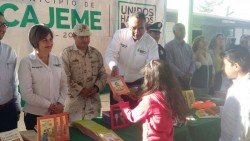 Cambian juguetes bélicos por libros