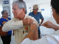 Aplican vacuna contra la influenza