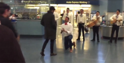 VIDEO: Estadounidense y mexicano se comprometen con mariachi