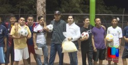 Entrega diputado balones a deportistas